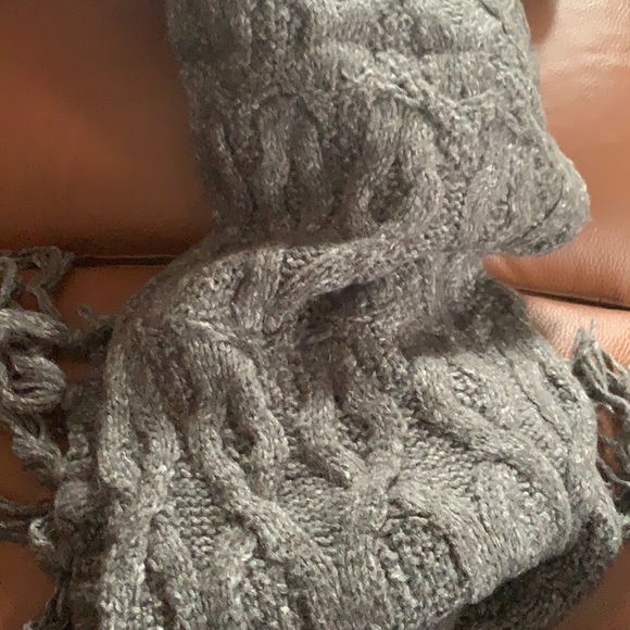 Free People wool blend cable knit soft flecked grey winter scarf w/ tassel ends - Picture 2 of 5